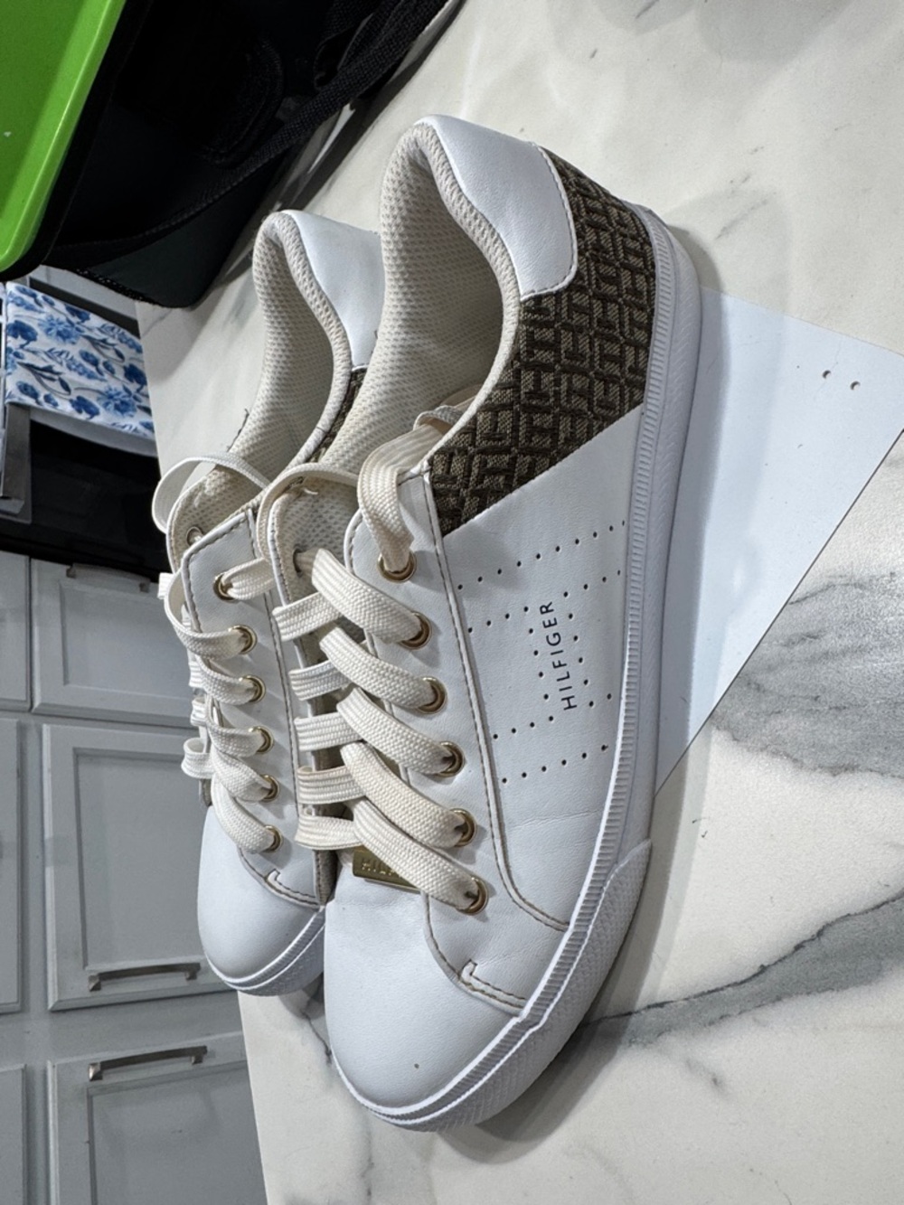 Tommy Hilfiger Lorio Sneakers Womens 8.5 White Good Monogram Gold Accents